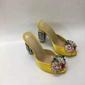 femmes dames 2024 en cuir en cuir en cuir talons hauts sandales en satin d'été satin tongs-flops pantoufle chaussures robes de vote diamants 3d fleur colorée jaune d868