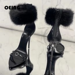 Femmes en cuir cheville 105 mm Stilettos Furry Sandales enveloppantes d'été authentiques en noir sexy orteil pointu Sandalias de Mujer 240410 700