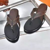 Femmes Cuir Plat Slip Summer Stud Stud Thing Slide Sandal Sandal Designer Lady Sangles Caoutchouc Semelle FLIP FLOP FLOP