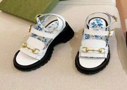 Mulheres sandálias de couro midheel horsebit carta impressa preto branco designer senhora sapatos casuais fivela tornozelo cinta plataforma lug rubb9595383