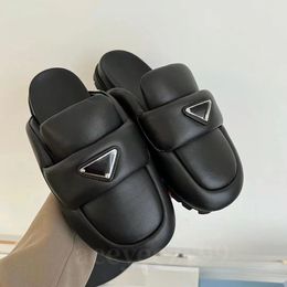 Damen-Slipper aus Leder mit runder Zehenpartie, Damen-Designer, mehrfarbige Strandsandalen, Metall-Dreieck, Schwarz, Weiß, Strand, Sommer, bequeme Pantoletten, Größe 35–41