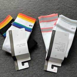 Femmes LL longues chaussettes avec étiquettes mode yoga Sports médias Corta haute chaussette couleurs arc-en-ciel