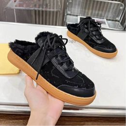 Mujeres Lous Open Back Sneaker Diseñador Entrenamiento moral Media zapatilla Mujer clásica Zapatillas de cuero de becerro de gamuza grabada Zapatos casuales de lujo Tamaño 35-41