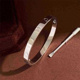 Amantes de las mujeres Pulsera Plata Oro Brazaletes Hombres Diseñador de lujo Joyería titanio acero pareja moda simple sin perno conductor clavo scr339W