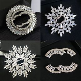 Femmes aime broche broche marque lettre broches plaqué or Sier cuivre bijoux coeur forme broches robe de soirée de mariage accessoires cadeau