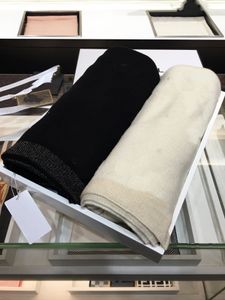 Marque de gros Écharpes d'hiver Écharpes en cachemire de haute qualité en soie pour femmes mode floral noir et blanc châles longue taille Wraps avec des lettres