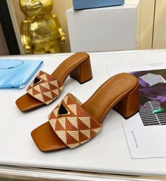 Dames Luxe ontwerp Dame naakt sandaal Geborduurde stoffen slides Driehoek bedrukte pantoffels Hoge hakken sandaal slipper slide blokhak echt leer rubberen zool