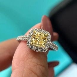 Bague en diamant design de luxe pour femmes Bague moissanite à la mode Bagues en diamant jaune Nouveaux bijoux en argent sterling 925 incrustés de diamants cadeaux pour petite amie 1423