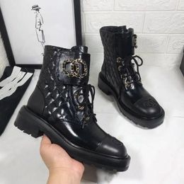 Femmes Designers de luxe Bottines Demi-bottes Noir Cuir de veau Qualité Plat Chaussures à lacets Réglable Fermeture à glissière Ouverture Bottes de moto C89