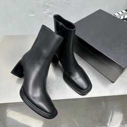 Mujeres Diseñadores de lujo Botas de tobillo Medias botas Piel de becerro negra Calidad Zapatos con cordones planos Botas cortas romanas Moda de motocicleta Versátil