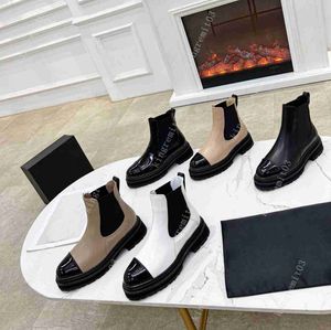 Botas de diseñador de lujo para mujer Botas de tobillo de piel de becerro negras Zapatos planos sin cordones de calidad Botas de motocicleta de moda con apertura ajustable occidental con caja