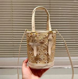 Femmes Luxurys Designer Totes Sacs Sac à main Fleurs de broderie Dames Sacs à main Fleurs avec original Gold Metal Messenger Sac Caméra