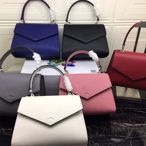 Femmes Luxurys Designers Bags 2021 mode et sac à bandoulière confortable P home taille: 24 * 17,5 * 11,5 cm