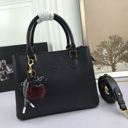 Women Luxurys Designers Bags 2022 mode et sac à bandoulière confortable P home 2107 taille: 30 * 22 * 14cm