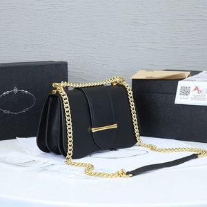 Femmes Luxurys Designers Bags 2021 sac à bandoulière mode et confortable série 24*7*17cm