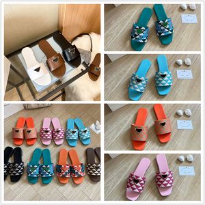 Femmes Luxurys Slippers Designer Triangle Sandals Flat Tlides Fashion Summer Black Blanc Blue Brown Rose Cuir Plage Broidered Dazzle Flip Flips éraflures 35-42