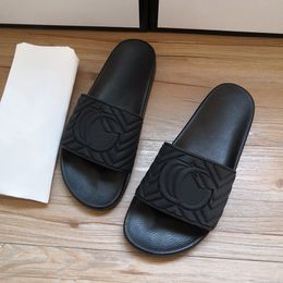 Mujer hombre zapatilla Diseñadores de moda Diapositivas planas Chanclas Verano cuero genuino Mocasines al aire libre Zapatos de baño Ropa de playa Zapatillas Negro Blanco