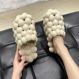 Femmes Man Soft Bubble Slippers Fashion Eva Cool Home Beach Chaussures Masage Sole Splippers Designer Indoor Slipper 240418