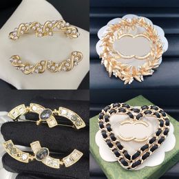 Mujeres Hombres Broche Diseñador Broche Alfileres Marca Carta Broches Chapado en oro Sier Cristal Perla Traje Pin Regalo de Navidad Fiesta Casarse Joyería Amor