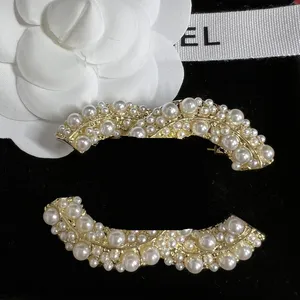 Femmes hommes couples marques lettre broches or plaque en cristal en cristal bijoux broche perle épingle épouser des accessoires de cadeaux de fête de mariage