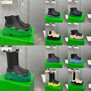 Botas de diseñador para hombre y mujer, botines de medio tobillo de cuero Chelsea, botas con correas elásticas, suela de goma de color negro ondulado a la moda