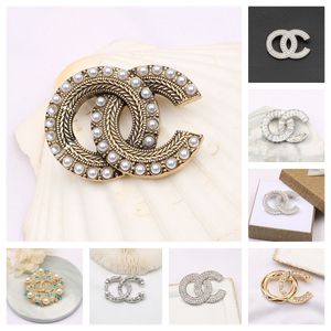 Mujeres Hombres Diseñador Marca Carta Broches Chapado en oro Incrustación Cristal Rhinestone Joyería Broche Encanto Perla Pin 2022 Casarse Regalo de fiesta de Navidad