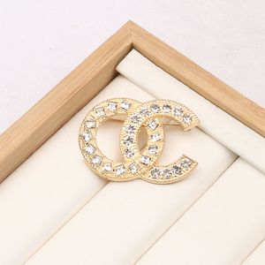 Femmes Hommes Designer Marque Lettre Broches Plaqué Or Inlay Cristal Strass Bijoux Broche Mariage Fête De Noël Cadeau Accessoire