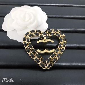 Vrouwen Men Designer Brand Letter Broches Gold Ploated Black Leather Heart Hoogwaardige sieraden Broche Pin Marry Christmas Party Gift Accessorie Back Stamp