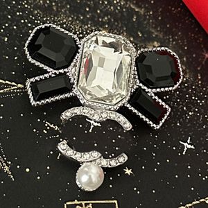 Femmes Hommes Designer Broche Broches Marque Lettre Broches Argent Plaqué Cuivre Cristal Perle Bijoux Broches Pin Marry Party Tissu Accessoire Voguish Cadeau De Noël