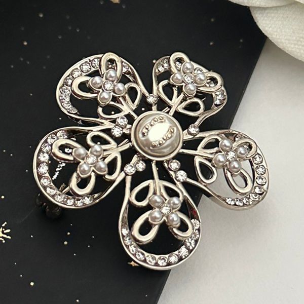 Femmes Hommes Designer Broche Broches Marque Lettre Broches Plaqué Or 18 carats Cuivre Cristal Perle Bijoux Broches Pin Marry Party Tissu Accessoire Cadeau De Noël Bijoux