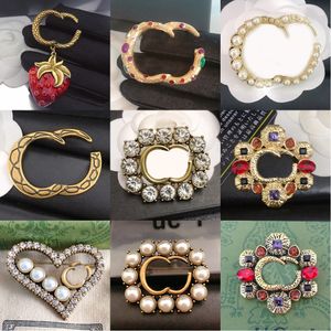 Femmes Hommes Designer Bijoux Broches Plaqué Or Cuivre Haute Qualité Bijoux Broche Épouser Marque Lettre Cadeau De Fête De Noël