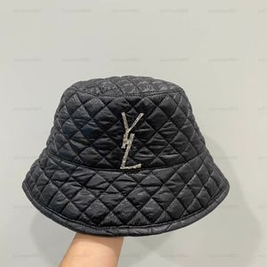 Vrouwen mannen ontwerper Lamb Wool Bucket Hat Brand Letters Designers gemonteerd diamanten winterhoeden mode platte kogelcaps casual motorkap 2022