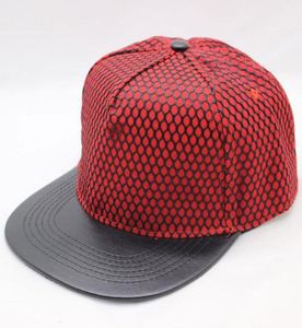 Femmes Men Flat Bill Snapback Hat Pu Leather 5 Panneau Hip Hop Baseball Cap avec un œillette en filet rouge noir blanc11071174