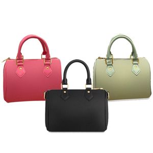 Femmes Hommes Fourre-tout en cuir véritable sac de voyage Sac de luxe Designer pochette coussin chaîne en métal poignée supérieure Embossage bandoulière sac à main Sac de sport de grande capacité