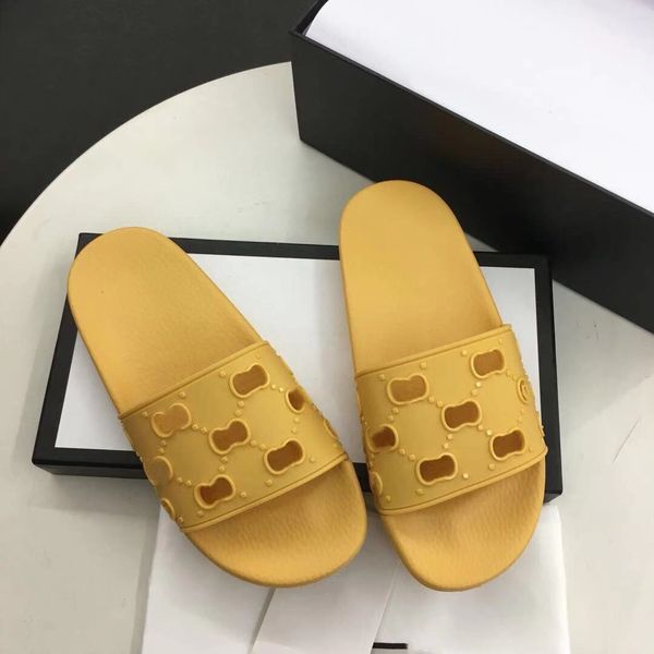 Femmes Hommes Pantoufles Évidées Sandales De Mode Chaussures De Plage Plat Antidérapant Classique Trou Pantoufle Disponible en 7 Couleurs Noir Jaune Rouge Rose Blanc Bleu Fuschia 35-43