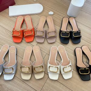 Mujeres hombres sandale cuero loafer sandals famosa mujer de diseñadora zapatilla de moda al aire libre zapatillas de metal mark metal plataforma deslizizas toboganes de baño de lujo tobogán de natación