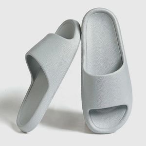 Femmes hommes sandales tongs mous les pantoufles couleurs solides simples non glisses douces douches confortables couple en plein air chaussures 240416