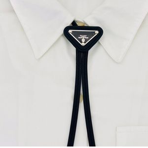 Femmes HommesLeather Triangle Lettre Cravates De Mode Noeud Papillon Chemise Accessoires pour Cadeau Fête