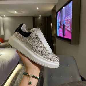 Femmes Hommes Chaussures Baskets De Luxe Designer Sneaker Couleur Soie Cuir De Vachette Strass Livrer mkjkkk000002