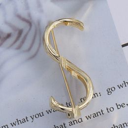 Broche de metal para mujer, letra S simple, chapado en oro de 18 quilates, elegante, clásico, para mujer, accesorios de Pin de acero inoxidable, papel de regalo con caja