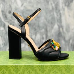 Sandalias de tacón de bloque grueso con hebilla de letras metálicas para mujer, tacones súper de verano, correa con hebilla para mujer, decoración de cristal, diseñadores de lujo, sandalias de cuero genuino para mujer