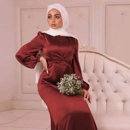 Mujeres Muslim Satin Dress Soft Elegant Solid Long Dress Lace Flower Lace Up Casual elegante vestido de fiesta elegante Hijabs para niñas S-2xl 240415