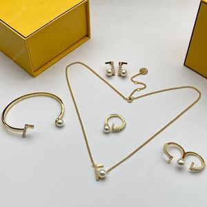 Femmes Collier Designer Bijoux Chaînes En Or Bracelet Perle Anneaux Manchette Bracelet Hommes Diamant Boucles D'oreilles F Accessoires Avec Boîte