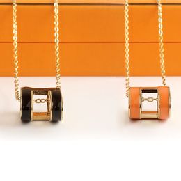 femmes colliers 18k plaque d'or sélectionné pendentif collier pour la fête 6 couleur colliers designer bijoux chaîne avec lettre pendentif bijoux polyvalent cadeaux ensembles boîte