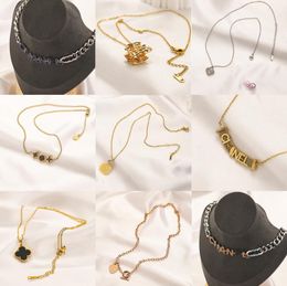 Vrouwen vervaagt nooit 18K vergulde roestvrijstalen kettingen ontwerper mode choker dubbele letter hanger kettingen kristal strass bruiloft metalen sieraden