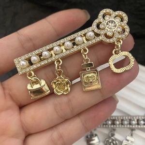 Femmes nouvelle broche marque de luxe élégant fête de mariage bijoux accessoires cadeaux lettre imprimée cristal strass bijoux broche charme perle broches 10 styles