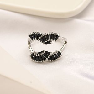 Femmes Open Cluster Ring Marque Cadeau Bague de diamant réglable 925 Bijoux de créateur en argent Bague noire Printemps Couple Accessoires familiaux avec boîte