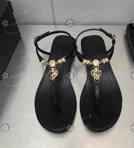Verano 2023 Sandalias de diseñador Nueva moda Sandalias de playa Mujeres Zapatos de canal Negro Calidad superior 2303Y