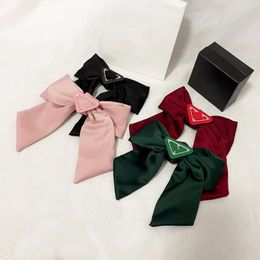 Vrouwen P Familie Omgekeerde letter Triangle Hair Clip Fashion Bowknot Barrettes Classic Girls Hair Sieraden Hoofdtekel Accessoires Vintage Hair Accessoire 4 Color