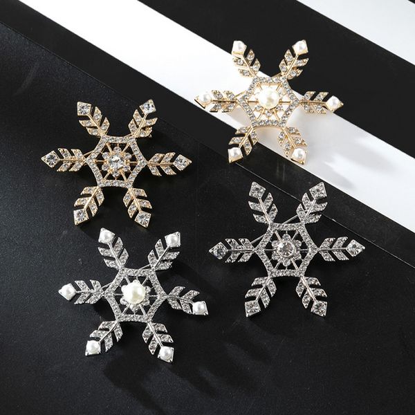 Femmes perle strass flocon de neige broche Bling Bling flocon de neige broche costume épinglette bijoux de noël cadeau bijoux de mode